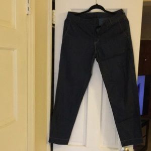 No Tags…NOT SURE WHAT SIZE..but, BEAUTIFUL PAIR OF JEANS…